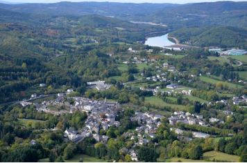vue aérienne du village, et du lac de la raviège (au fond) Michel Corréard